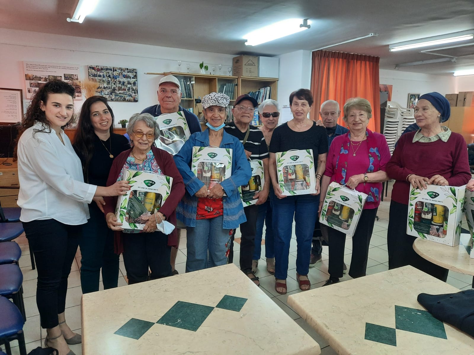 עובדי שטראוס ביום התנדבות עם ניצולי שואה