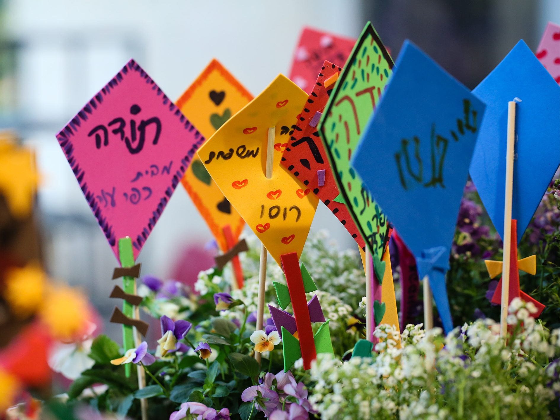 ילדים מכינים עפיפונים לילדי כפר עזה