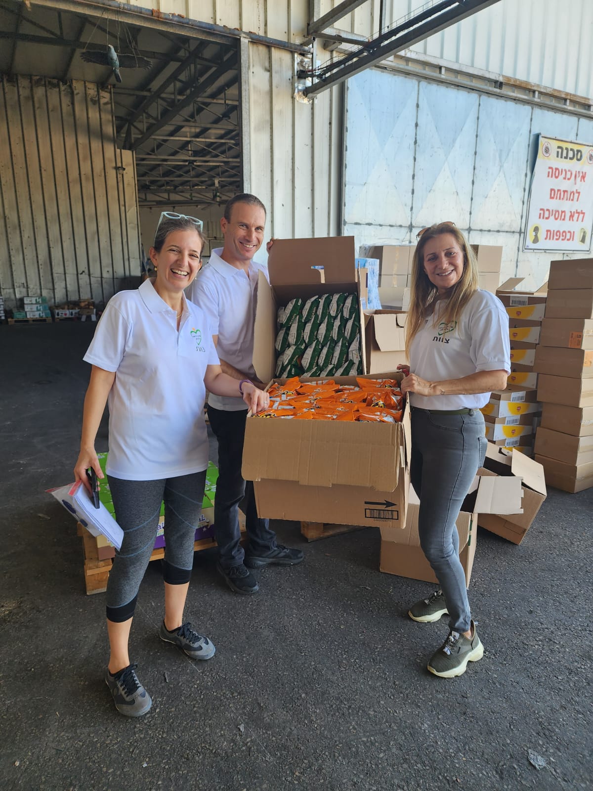 צוות קהילת הצליאקים באריזת מוצרים ללא גלוטן לחיילים וחיילות