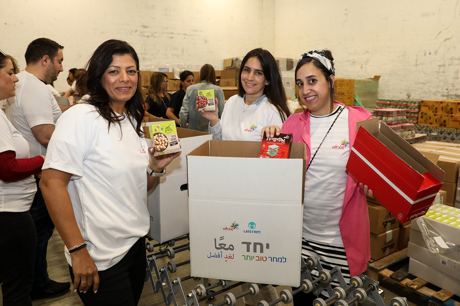 עובדות מכניסות מוצרים לארז כתרומה