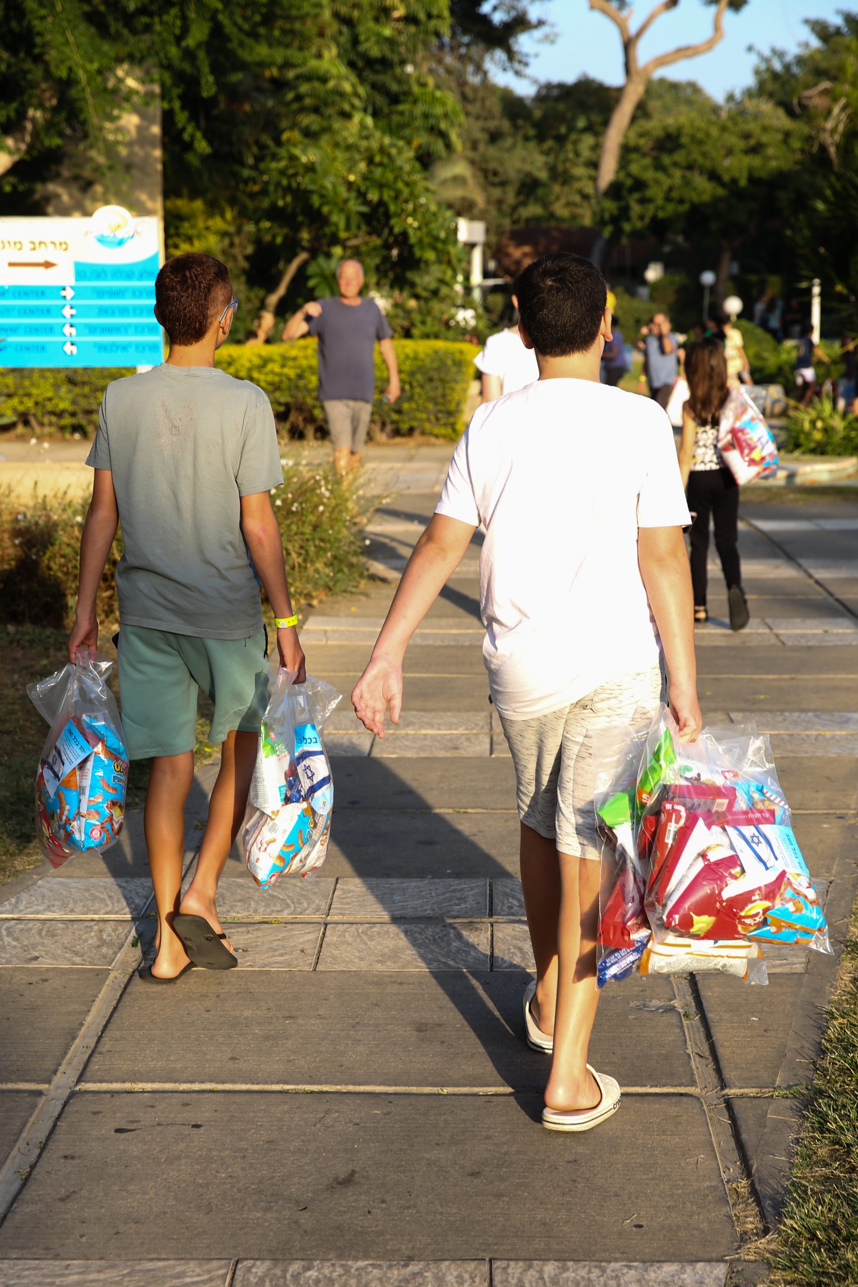 ילדים מעוטף עזה עם חבילות משטראוס