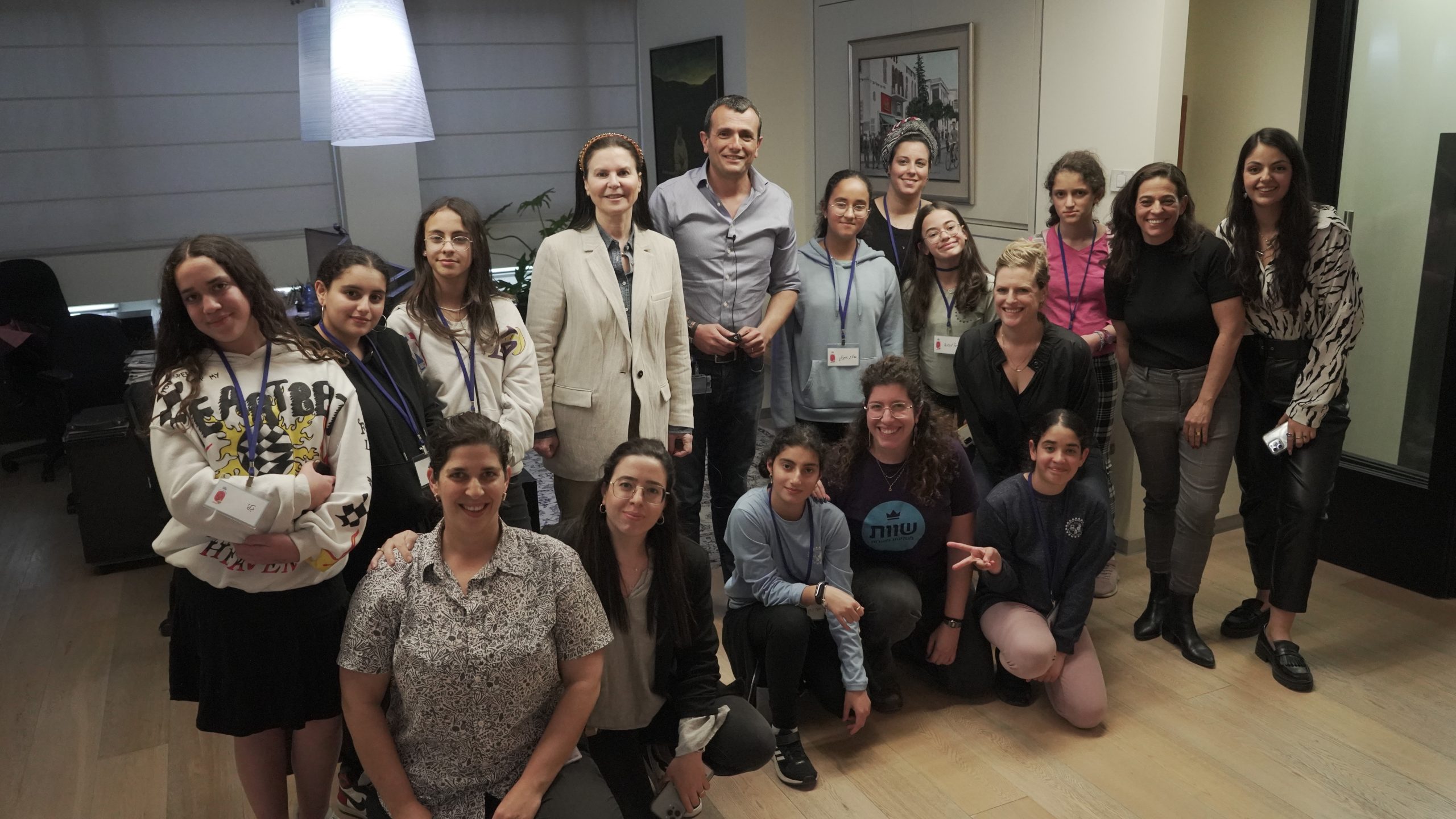 נערות שוות עם יושבת ראש ומנכל קבוצת שטראוס