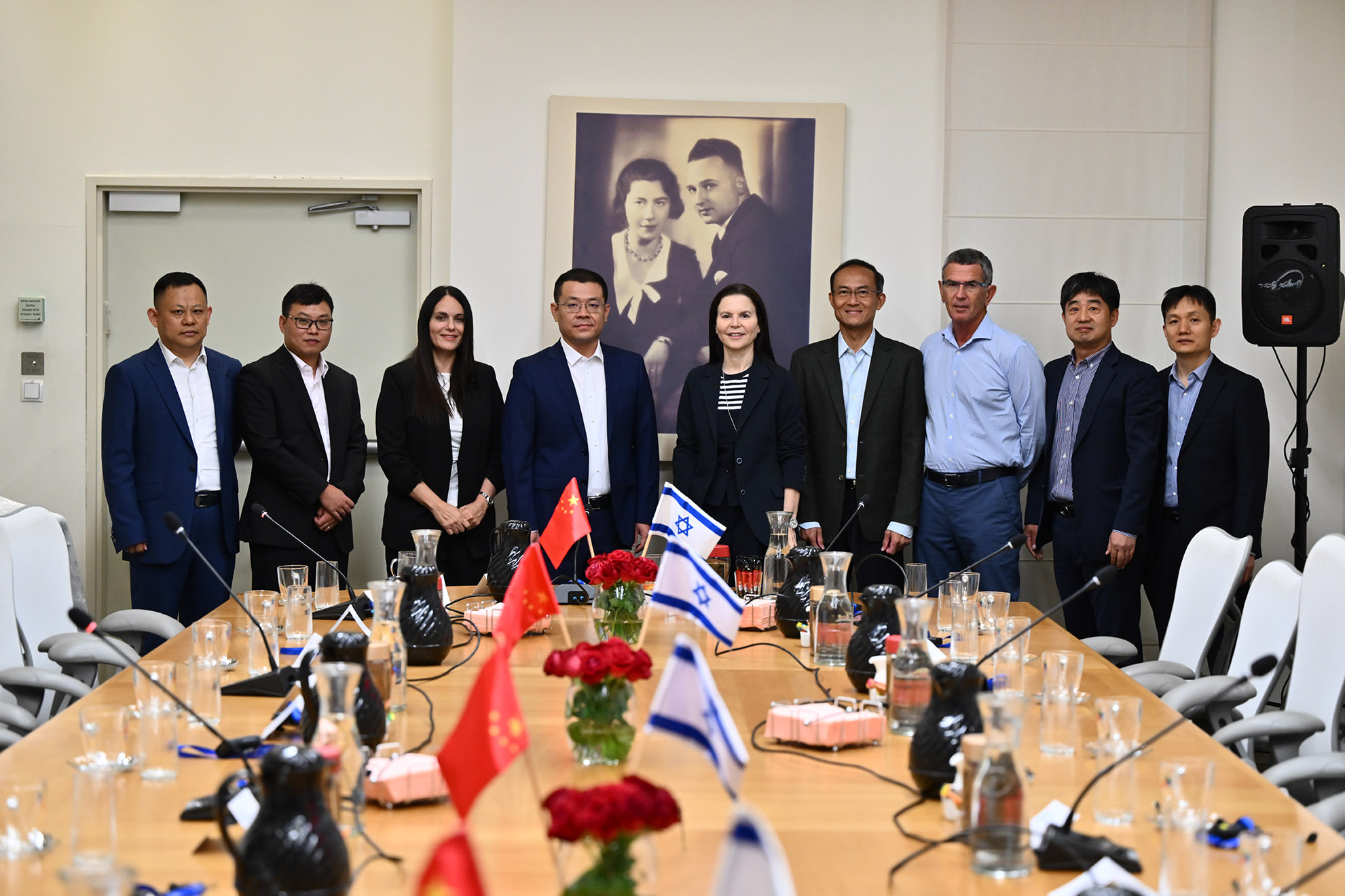 מפגש של בכירי המשלחת ועופרה שטראוס בחדר ישיבות בשטראוס