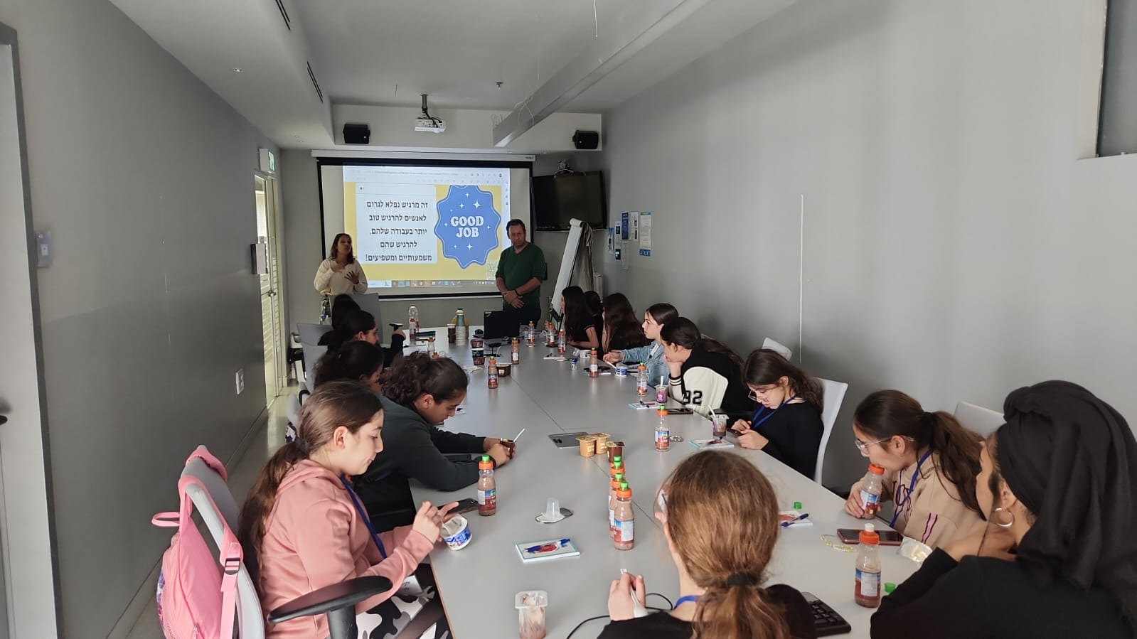 נערות שוות במפגש עם מנכל ויושבת ראש קבוצת שטראוס