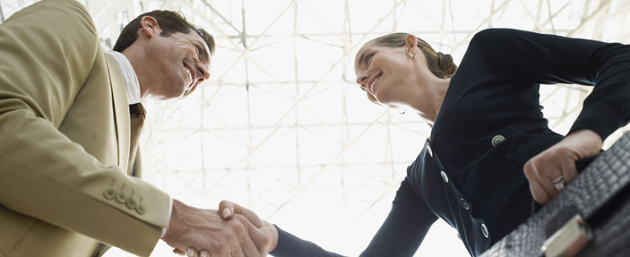 איש ואשת עסקים לוחצים ידיים