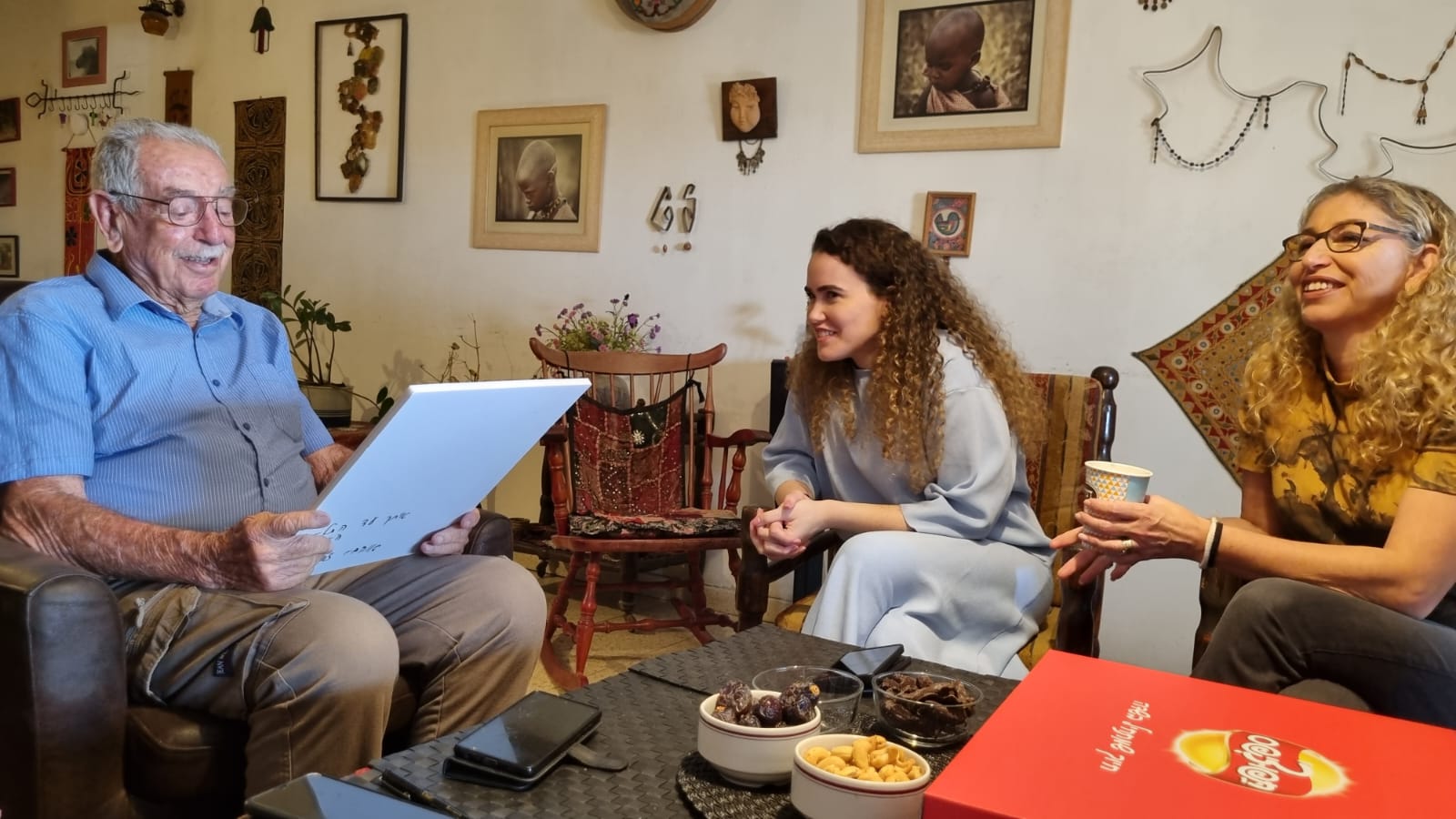 יענקלה עם עובדי חטיבת המלוחים