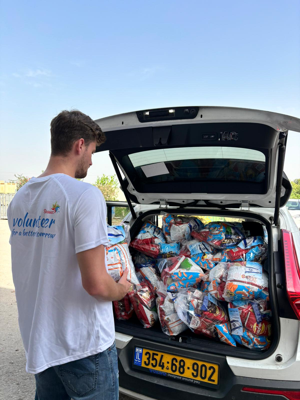 חלוקת מארזים למפונים וחיילים