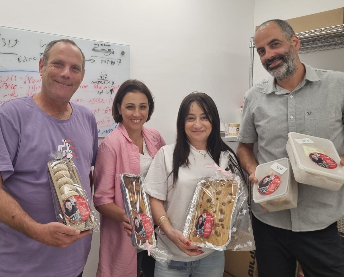 עובדי מפעל הקפה מגשימים את משאלתה של לבנת קוץ ז