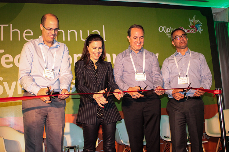 גזירת הסרט בחממה הטכנולוגית באשדוד