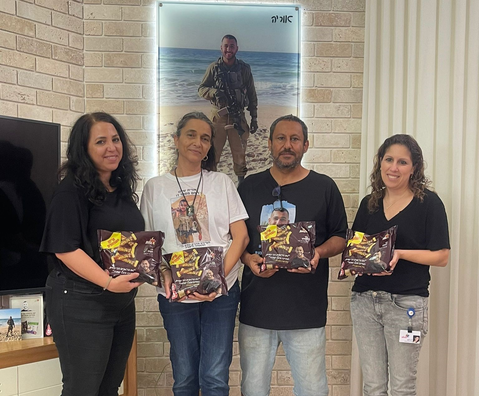 משפחות של אוריה עם המוצרים להנצחתו