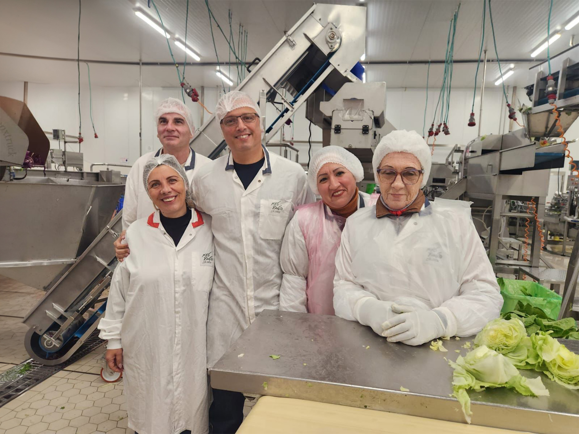 דניס בברור חיל עם העובדים במפעל