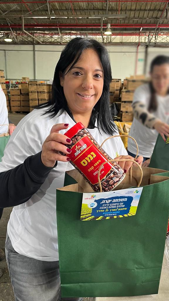 עובדת שטראוס באריזה