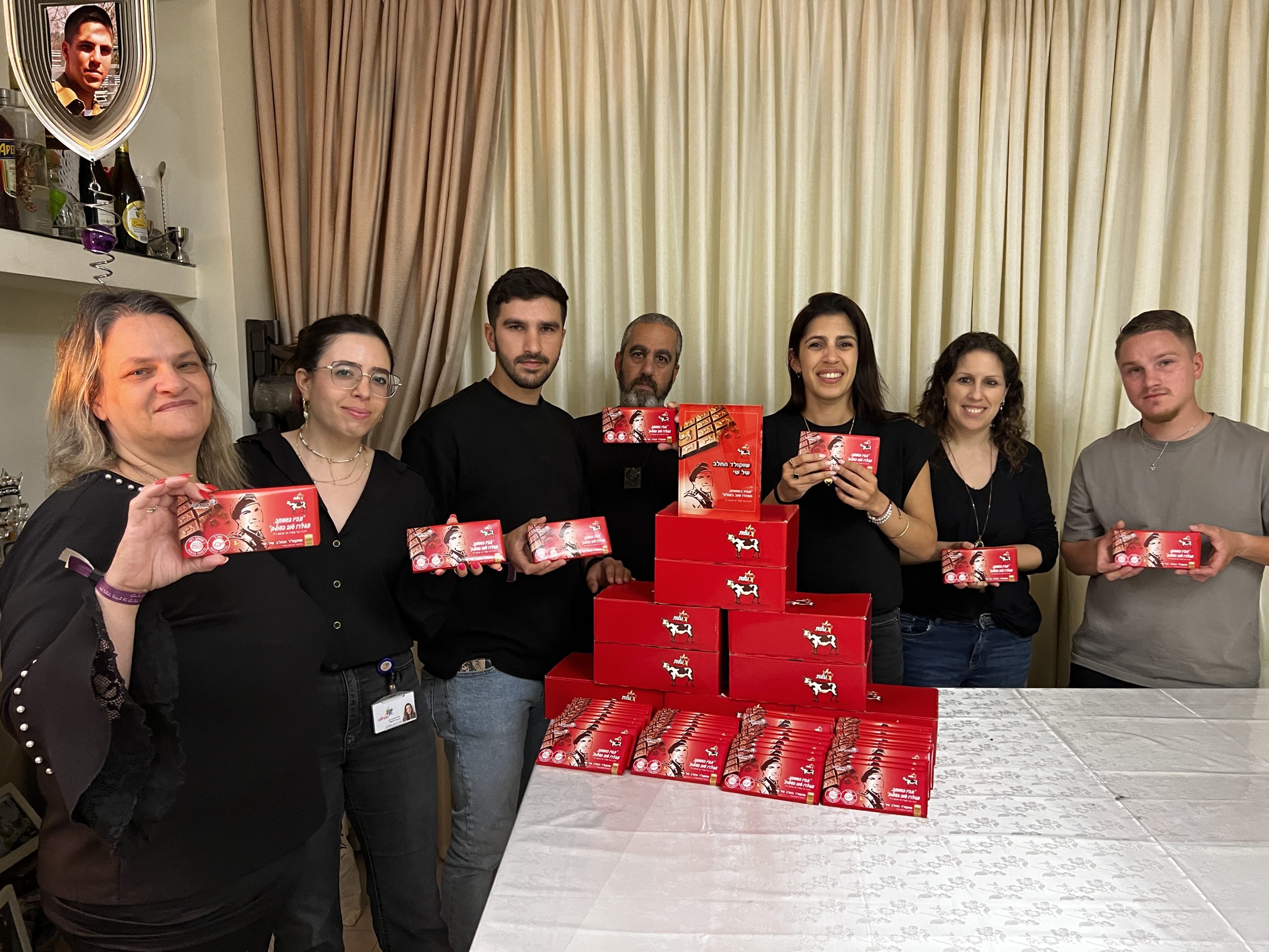 לזכרו של שי - צוות שטראוס עם המשפחה בביתם