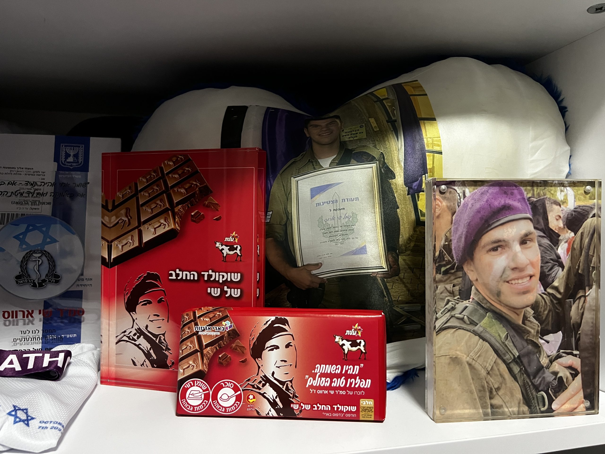 לזכרו של שי - הנחת השוקולד בארון בגדיו